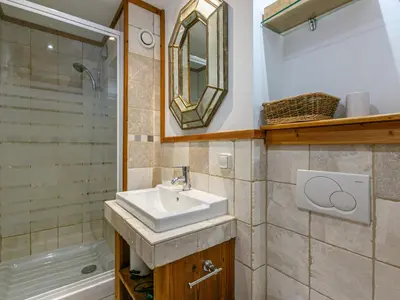 Salle de bains dans l'établissement Appartement cocooning skis aux pieds avec terrasse Sud, Wi-Fi et équipements complets - FR-1-694-28