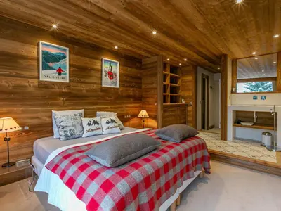 Un ou plusieurs lits dans un hébergement de l'établissement Spacieux duplex 3P avec wifi et balcon sud, parking inclus, près des pistes à Val-d'Isère - FR-1-694-27