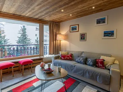 Coin salon dans l'établissement Spacieux duplex 3P avec wifi et balcon sud, parking inclus, près des pistes à Val-d'Isère - FR-1-694-27