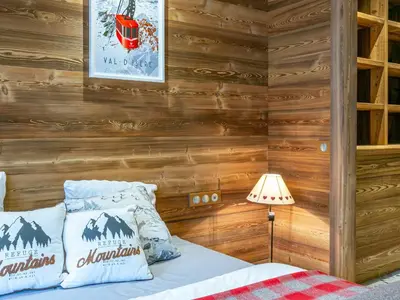 Un ou plusieurs lits dans un hébergement de l'établissement Spacieux duplex 3P avec wifi et balcon sud, parking inclus, près des pistes à Val-d'Isère - FR-1-694-27