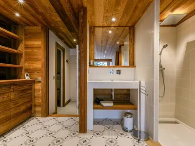 Salle de bains dans l'établissement Spacieux duplex 3P avec wifi et balcon sud, parking inclus, près des pistes à Val-d'Isère - FR-1-694-27