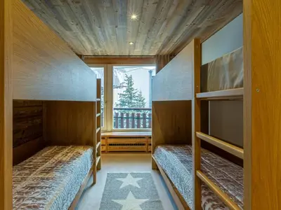 Un ou plusieurs lits dans un hébergement de l'établissement Spacieux duplex 3P avec wifi et balcon sud, parking inclus, près des pistes à Val-d'Isère - FR-1-694-27