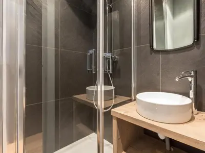 Salle de bains dans l'établissement Superbe 3 pièces au centre de Val-d'Isère, haut standing, Wi-Fi, 2 salles d'eau, proche commodités - FR-1-694-34