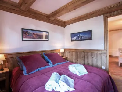 Un ou plusieurs lits dans un hébergement de l'établissement Appartement de standing avec cheminée, 4 chambres, garage et WIFI, Val-d'Isère - FR-1-694-25