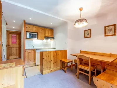 Cuisine ou kitchenette dans l'établissement Duplex cosy à Val-d'Isère avec wifi et parking, animaux admis - FR-1-694-39