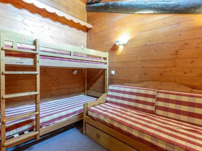 Un ou plusieurs lits dans un hébergement de l'établissement Duplex cosy à Val-d'Isère avec wifi et parking, animaux admis - FR-1-694-39