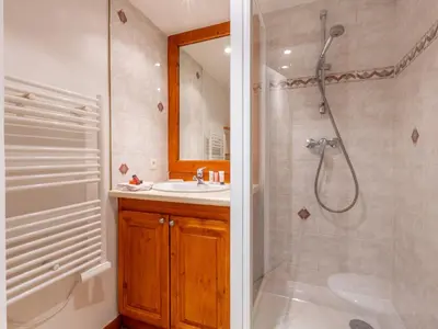 Salle de bains dans l'établissement Duplex cosy à Val-d'Isère avec wifi et parking, animaux admis - FR-1-694-39
