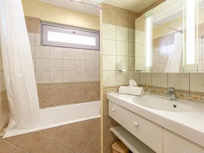 Salle de bains dans l'établissement Appartement cosy avec wifi, au cœur de Val-d'Isère, proche des pistes et des commodités - FR-1-694-42