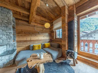 Un ou plusieurs lits dans un hébergement de l'établissement Appartement raffiné avec cheminée, balnéo et Wi-Fi à Val-d’Isère - FR-1-694-44