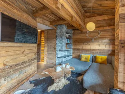 Coin salon dans l'établissement Appartement raffiné avec cheminée, balnéo et Wi-Fi à Val-d’Isère - FR-1-694-44