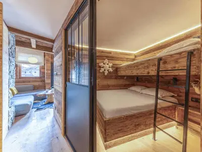 Un ou plusieurs lits dans un hébergement de l'établissement Appartement raffiné avec cheminée, balnéo et Wi-Fi à Val-d’Isère - FR-1-694-44