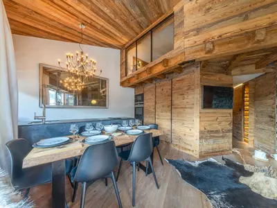 Coin salon dans l'établissement Appartement raffiné avec cheminée, balnéo et Wi-Fi à Val-d’Isère - FR-1-694-44