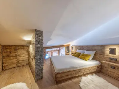 Un ou plusieurs lits dans un hébergement de l'établissement Appartement raffiné avec cheminée, balnéo et Wi-Fi à Val-d’Isère - FR-1-694-44