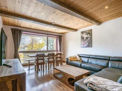 Coin salon dans l'établissement Charmant Appartement Confortable avec Wifi, Navette Gratuite pour les Pistes, à Val-d'Isère - FR-1-694-49