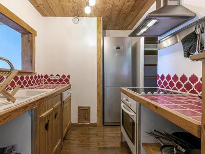 Cuisine ou kitchenette dans l'établissement Charmant Appartement Confortable avec Wifi, Navette Gratuite pour les Pistes, à Val-d'Isère - FR-1-694-49