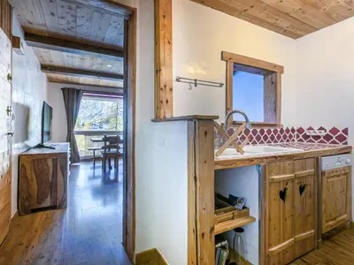 Cuisine ou kitchenette dans l'établissement Charmant Appartement Confortable avec Wifi, Navette Gratuite pour les Pistes, à Val-d'Isère - FR-1-694-49
