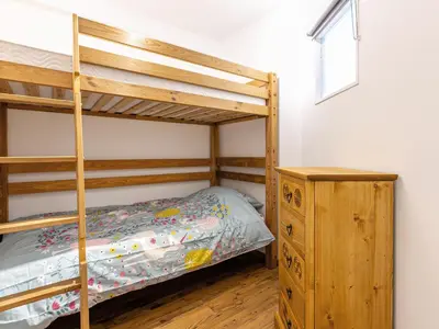 Un ou plusieurs lits dans un hébergement de l'établissement Charmant Appartement Confortable avec Wifi, Navette Gratuite pour les Pistes, à Val-d'Isère - FR-1-694-49