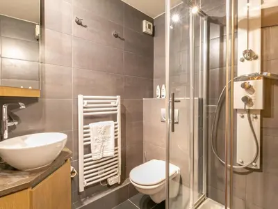 Salle de bains dans l'établissement Appartement de standing avec sauna au cœur de Val-d'Isère - FR-1-694-48