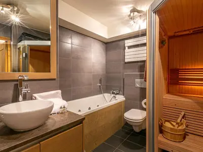 Salle de bains dans l'établissement Appartement de standing avec sauna au cœur de Val-d'Isère - FR-1-694-48