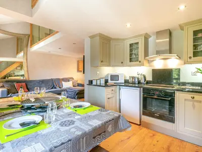 Cuisine ou kitchenette dans l'établissement Duplex élégant à Val-d'Isère : Wifi, parking couvert, proche commodités et navette - FR-1-694-61