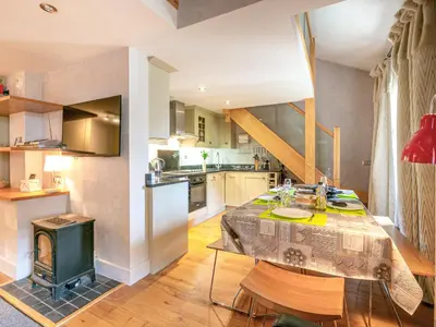 Cuisine ou kitchenette dans l'établissement Duplex élégant à Val-d'Isère : Wifi, parking couvert, proche commodités et navette - FR-1-694-61