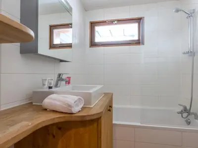 Salle de bains dans l'établissement Studio Coquet 4 Pers, Wi-Fi, Proche Pistes et Village, Calme - FR-1-694-63