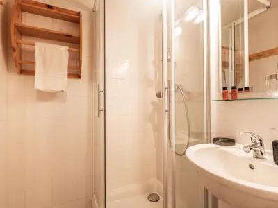 Salle de bains dans l'établissement Duplex skis aux pieds avec balcon et wifi à Val-d'Isère - FR-1-694-53