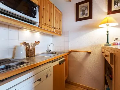 Cuisine ou kitchenette dans l'établissement Duplex skis aux pieds avec balcon et wifi à Val-d'Isère - FR-1-694-53
