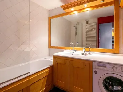 Salle de bains dans l'établissement Appartement moderne avec WiFi et lave-linge au coeur de la station - FR-1-694-47