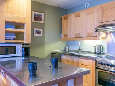 Cuisine ou kitchenette dans l'établissement Appartement moderne avec WiFi et lave-linge au coeur de la station - FR-1-694-47