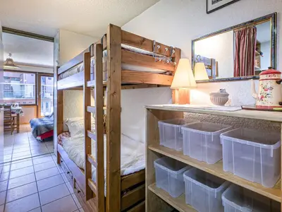 Un ou plusieurs lits dans un hébergement de l'établissement Studio cosy avec balcon, parking couvert, proche centre et navette gratuite – Val d'Isère - FR-1-694-59