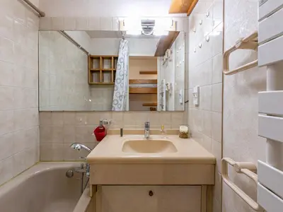 Salle de bains dans l'établissement Studio cosy avec balcon, parking couvert, proche centre et navette gratuite – Val d'Isère - FR-1-694-59