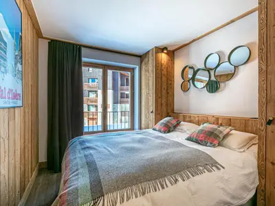 Un ou plusieurs lits dans un hébergement de l'établissement Luxueux 4 pièces avec balcon, cheminée et services conciergerie à Val-d'Isère - FR-1-694-65