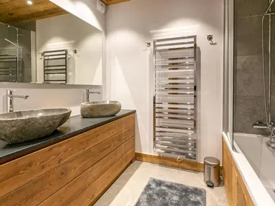 Salle de bains dans l'établissement Luxueux 4 pièces avec balcon, cheminée et services conciergerie à Val-d'Isère - FR-1-694-65
