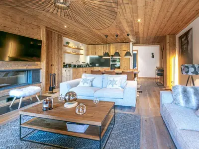 Coin salon dans l'établissement Luxueux 4 pièces avec balcon, cheminée et services conciergerie à Val-d'Isère - FR-1-694-65