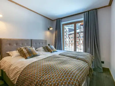 Un ou plusieurs lits dans un hébergement de l'établissement Luxueux 4 pièces avec balcon, cheminée et services conciergerie à Val-d'Isère - FR-1-694-65