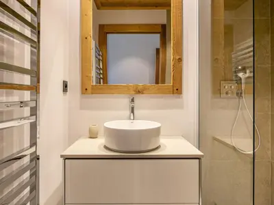Salle de bains dans l'établissement Luxueux 4 pièces avec balcon, cheminée et services conciergerie à Val-d'Isère - FR-1-694-65