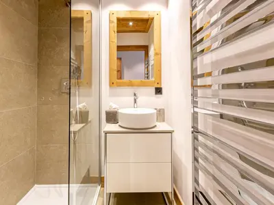 Salle de bains dans l'établissement Luxueux 4 pièces avec balcon, cheminée et services conciergerie à Val-d'Isère - FR-1-694-65