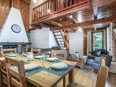 Coin salon dans l'établissement Charmant Appartement Montagnard au Coeur du Vieux Village, aux Pieds des Pistes de Val-d'Isère - FR-1-694-77