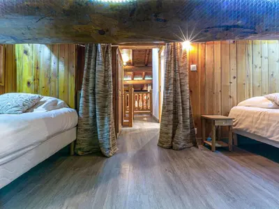Un ou plusieurs lits dans un hébergement de l'établissement Charmant Appartement Montagnard au Coeur du Vieux Village, aux Pieds des Pistes de Val-d'Isère - FR-1-694-77