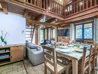 Coin salon dans l'établissement Charmant Appartement Montagnard au Coeur du Vieux Village, aux Pieds des Pistes de Val-d'Isère - FR-1-694-77