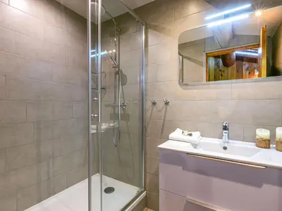 Salle de bains dans l'établissement Charmant Appartement Montagnard au Coeur du Vieux Village, aux Pieds des Pistes de Val-d'Isère - FR-1-694-77