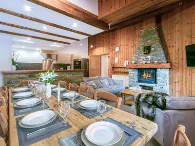 Coin salon dans l'établissement Duplex montagnard rustique avec cheminée, au vieux village de Val-d'Isère, au pied des pistes - FR-1-694-71