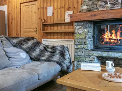 Coin salon dans l'établissement Duplex montagnard rustique avec cheminée, au vieux village de Val-d'Isère, au pied des pistes - FR-1-694-71