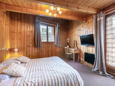Télévision ou salle de divertissement dans l'établissement Duplex montagnard rustique avec cheminée, au vieux village de Val-d'Isère, au pied des pistes - FR-1-694-71