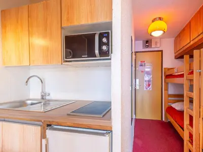 Cuisine ou kitchenette dans l'établissement Studio sud douillet skis aux pieds - 3 pers, La Daille, Val-d'Isère - FR-1-694-76