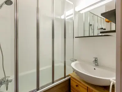 Salle de bains dans l'établissement Studio sud douillet skis aux pieds - 3 pers, La Daille, Val-d'Isère - FR-1-694-76