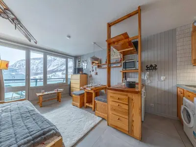 Un ou plusieurs lits dans un hébergement de l'établissement Studio skis aux pieds avec wifi, La Daille - FR-1-694-81