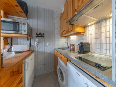 Cuisine ou kitchenette dans l'établissement Studio skis aux pieds avec wifi, La Daille - FR-1-694-81