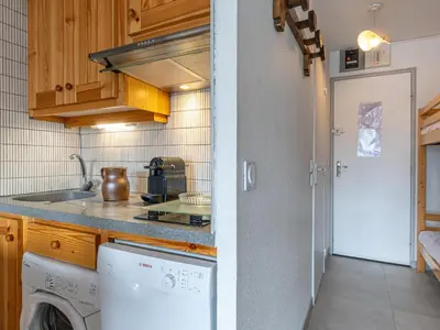 Cuisine ou kitchenette dans l'établissement Studio skis aux pieds avec wifi, La Daille - FR-1-694-81